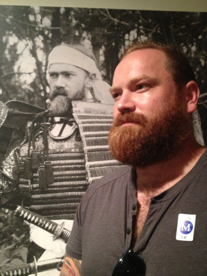 Homem encontra seu clone em um museu - Foto: Reprodução/X
