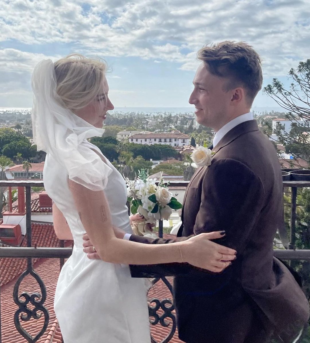 chuckecheesez's tweet photo. SHAYNE AND COURTNEY ACTUALLY GOT FUCKING MARRIED???? https://t.co/radNDDhg1D