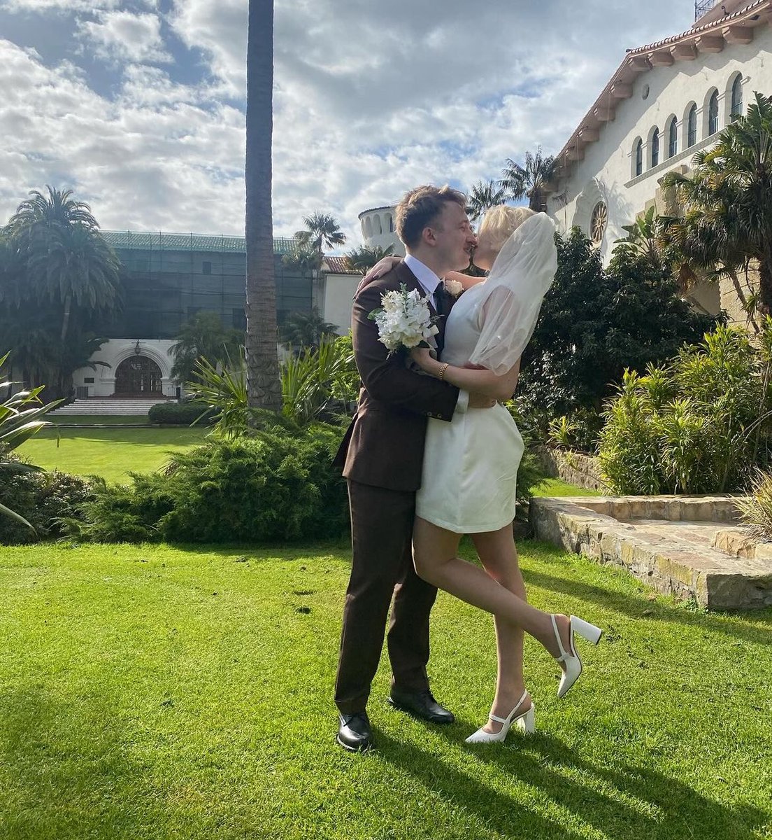 chuckecheesez's tweet photo. SHAYNE AND COURTNEY ACTUALLY GOT FUCKING MARRIED???? https://t.co/radNDDhg1D
