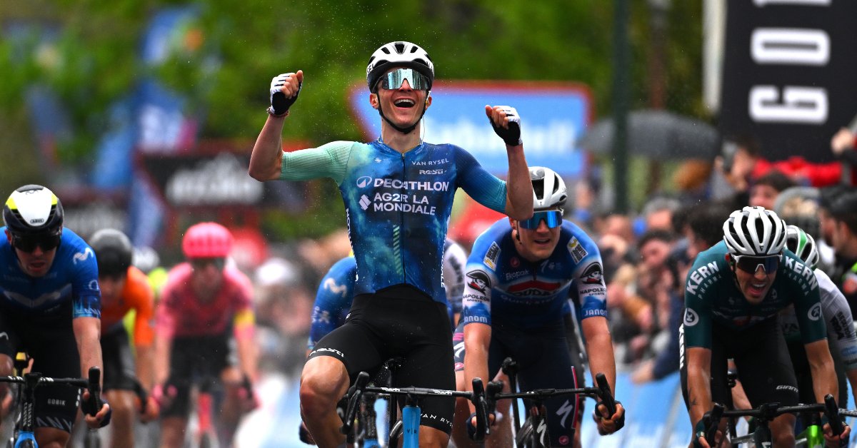 Félicitations à @PaulLapeira qui remporte sa première #victoire en World Tour sur la 2e étape du Tour du Pays Basque lors d'un #sprint remarquable. 🚴 Bravo à lui et à toute l'équipe ! 👏 @decathlonAG2RLM I @GettyImages