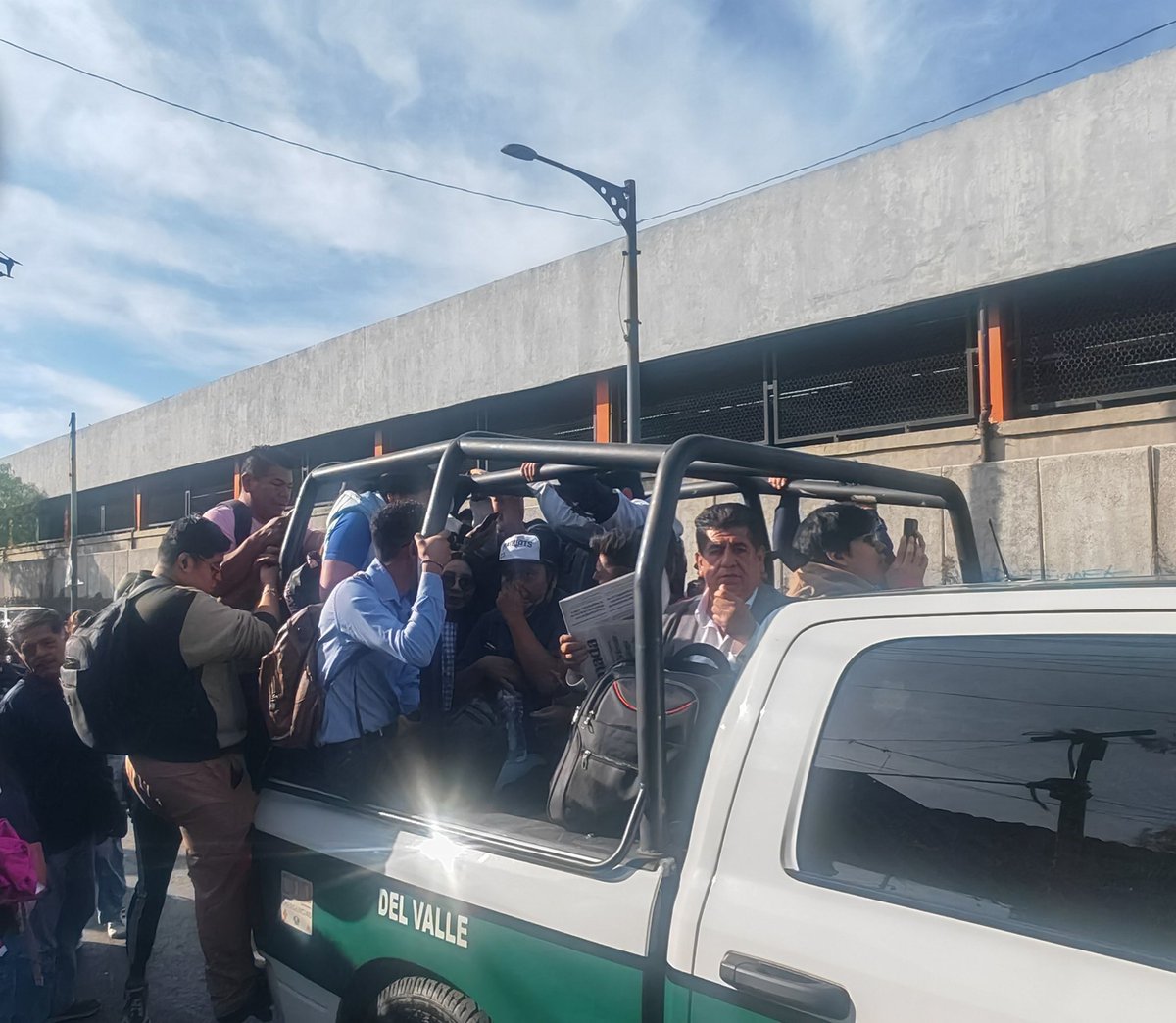 Para ayudar a los pasajeros a trasladarse en este tramo, la Red de Transporte de Pasajeros (RTP) se encuentra ofreciendo apoyo, desde Pantitlán, donde la salida de los autobuses de RTP se realiza en la calle Talleres Gráficos.