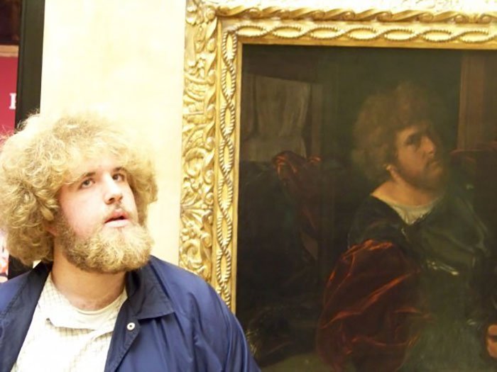 Homem encontra seu clone em um museu - Foto: Reprodução/X