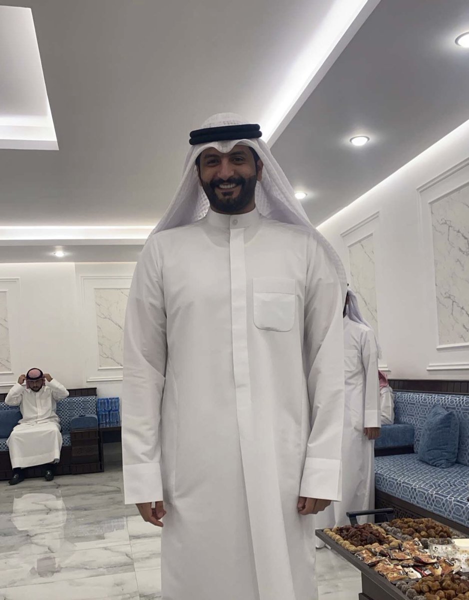 يا جعلني من خلا من خوة الطيب 
الصاحب اللي يغار الطيب من طيبه 
لو انه بعيد وسالته قال انا قريب 
يعجبك دايم بوقفاته وترحيبه 

مشعل سعد السويجي 
@m76x0