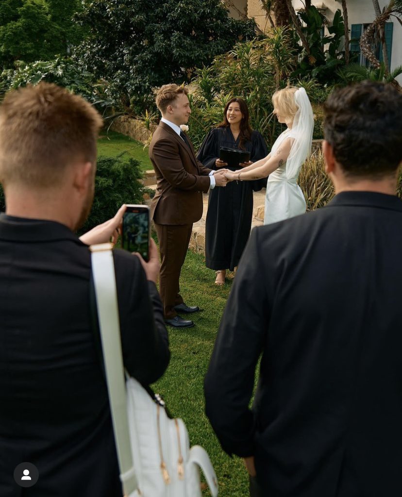 highmakesmecry's tweet photo. ARE YALL OKAY BECAUSE IM NOT but fr i’m so happy for shayne and courtney they look genuinely happy https://t.co/NJ7MoAgyR5