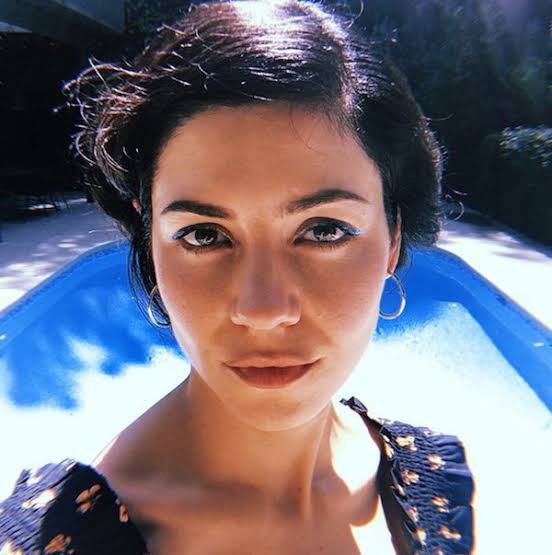 “Escrevi quando encerrei o meu contrato com a Atlantic. Isso foi o final de uma era onde eu pude perceber como me sentia.” — Marina sobre o poema “Eat The World”, incluso no livro de mesmo título.