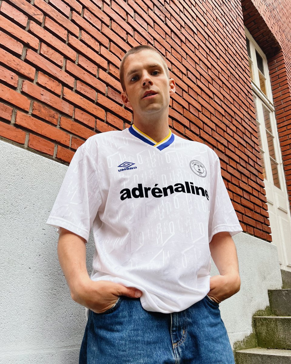 footpack's tweet image. 👕 Pour teaser la sortie de son prochain album 𝗮𝗱𝗿𝗲́𝗻𝗮𝗹𝗶𝗻𝗲 (31 mai), @hervemusiquefc dévoile 50 maillots collector à l'inspiration brittish.

Upcyclées et numérotées, les tenues sont uniques.

On streame à balle.