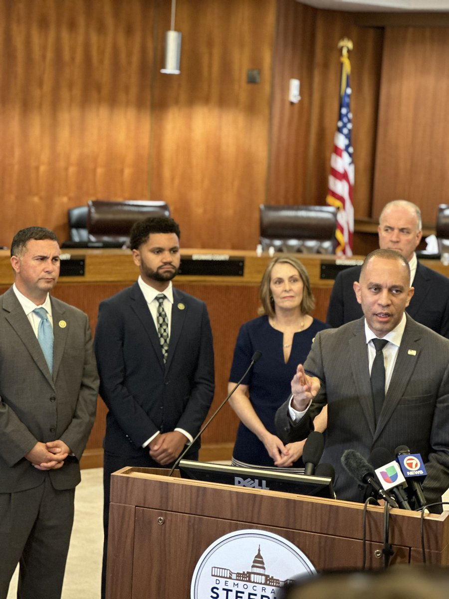 Leader @hakeemjeffries joined Congresswomen @DWStweets, @USRepKCastor, Congressmen @MaxwellFrostFL, @DarrenSoto, @JaredEMoskowitz and others in Florida today to make clear that House Democrats stand with us in the fight to restore reproductive freedom in November.