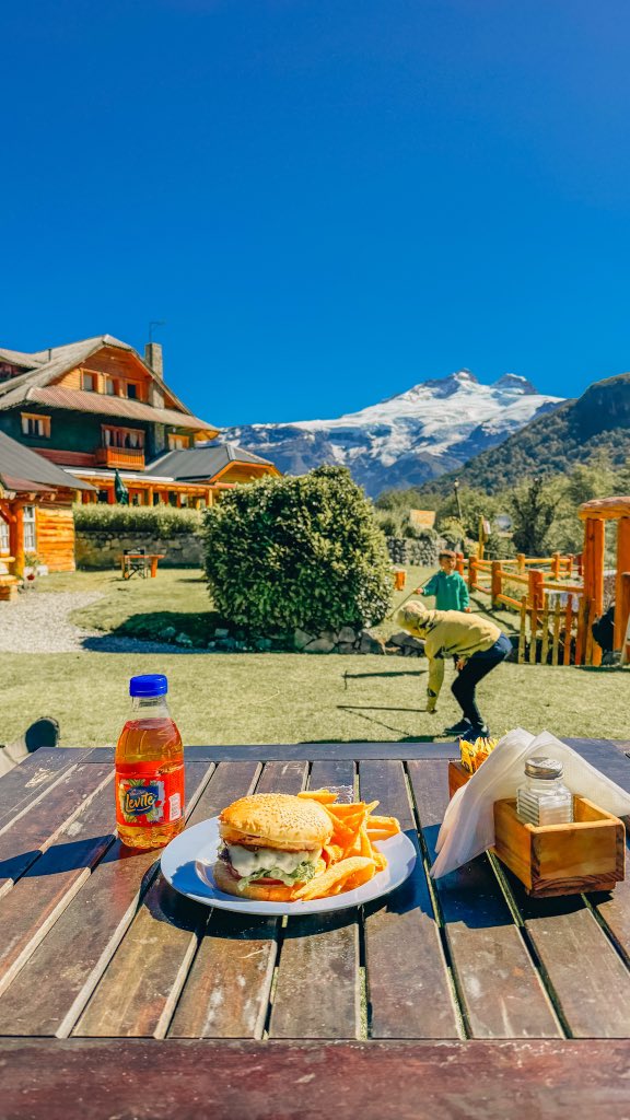 Tranqui comer una hamburguesita con esta vista… El sur de Argentina 🛐⛰️🇦🇷