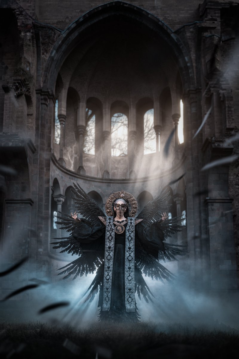 LightningCos's tweet photo. Yes, this is a #Cosplay and NOT #AIgenerated 😅Nowadays many people think my Cosplays are not real.
Mother Miranda from @ResidentEvil Village is my biggest and most elaborate cosplay project so far. It took us 2 years to make.
#residentevil @CAPCOM_Germany @CapcomUSA_ https://t.co/7MsAAFMssP