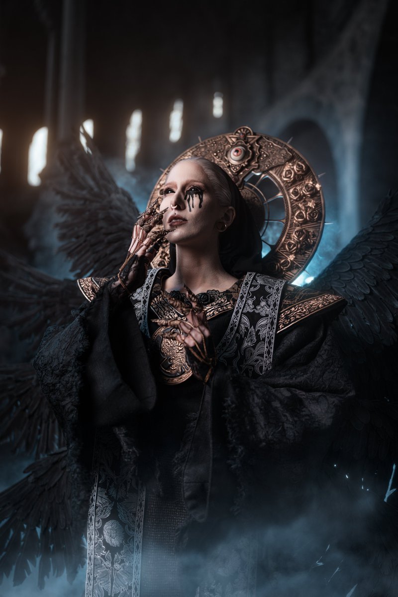 LightningCos's tweet photo. Yes, this is a #Cosplay and NOT #AIgenerated 😅Nowadays many people think my Cosplays are not real.
Mother Miranda from @ResidentEvil Village is my biggest and most elaborate cosplay project so far. It took us 2 years to make.
#residentevil @CAPCOM_Germany @CapcomUSA_ https://t.co/7MsAAFMssP