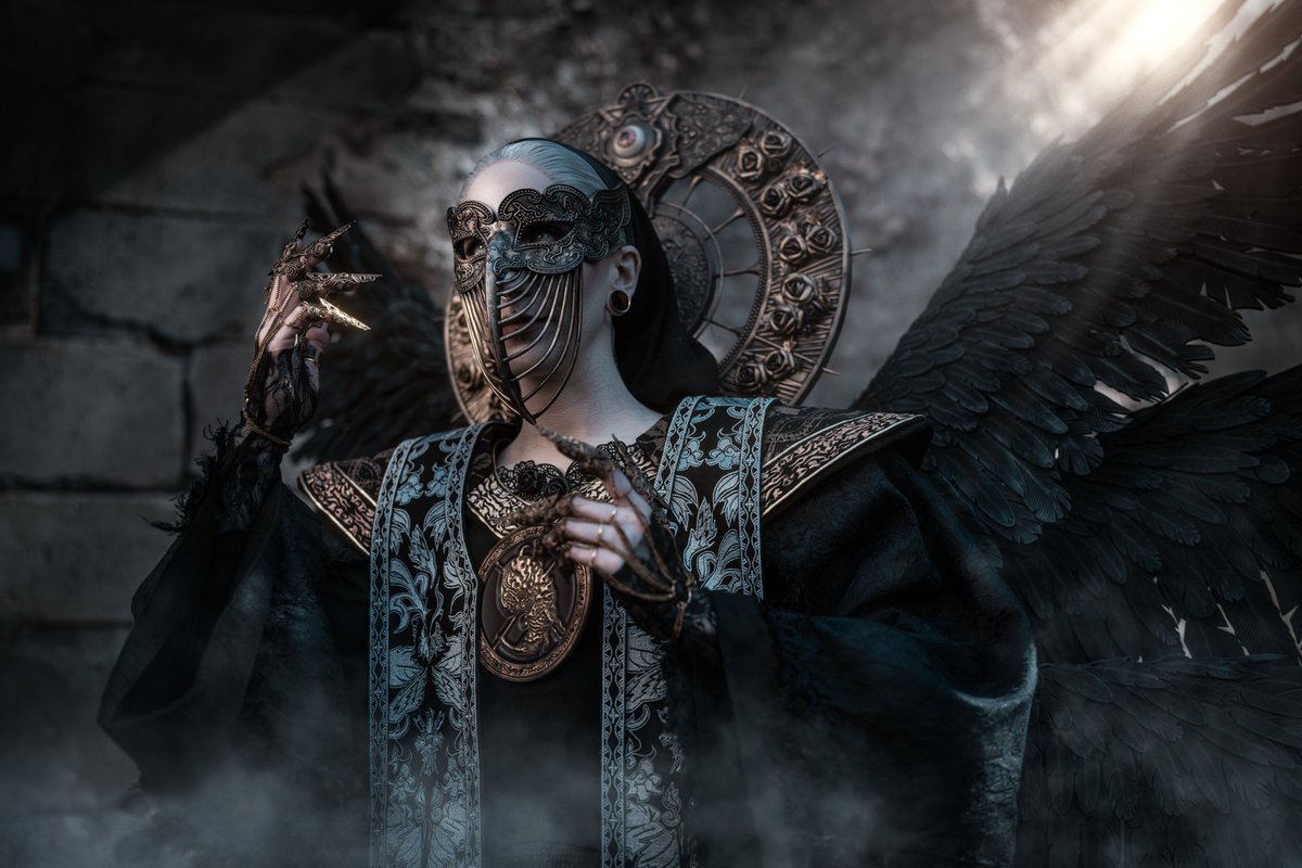 LightningCos's tweet photo. Yes, this is a #Cosplay and NOT #AIgenerated 😅Nowadays many people think my Cosplays are not real.
Mother Miranda from @ResidentEvil Village is my biggest and most elaborate cosplay project so far. It took us 2 years to make.
#residentevil @CAPCOM_Germany @CapcomUSA_ https://t.co/7MsAAFMssP