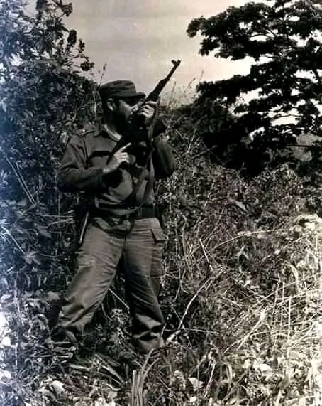 " Las armas de la Revolución y del Socialismo no se entregan sin combate [...]".
Fidel Castro
#PatriaOMuerteVenceremos