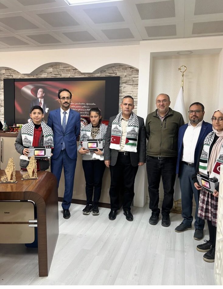MemReyhanli's tweet photo. İlçe Milli Eğitim Müdürümüz Sayın Mehmet Ali ARSLAN “Reyhanlı Okuyor Projesi” kapsamında gerçekleştirilen “Filistin’e Mektup” adlı yarışma da dereceye giren öğrencileri makamında kabul ederek, ödüllendirdi.
@hataymem https://t.co/ukQs4hEbVi
