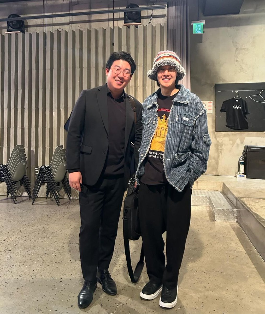 CYNTHIASaldiv48's tweet image. Conociendo al cantante Kim Hyun-joong... Me sorprendió... Era tan guapo. Pensé que era su hermano mayor...
A alguien le queda dudas que es el más guapo😍
 instagram.com/p/C5QNcTCSlrx/…

#Luchando #Concierto #Hongdae #HongdaeVelloge #Haciendosutrabajodiario #Viola #Artista #KimHyunJoong