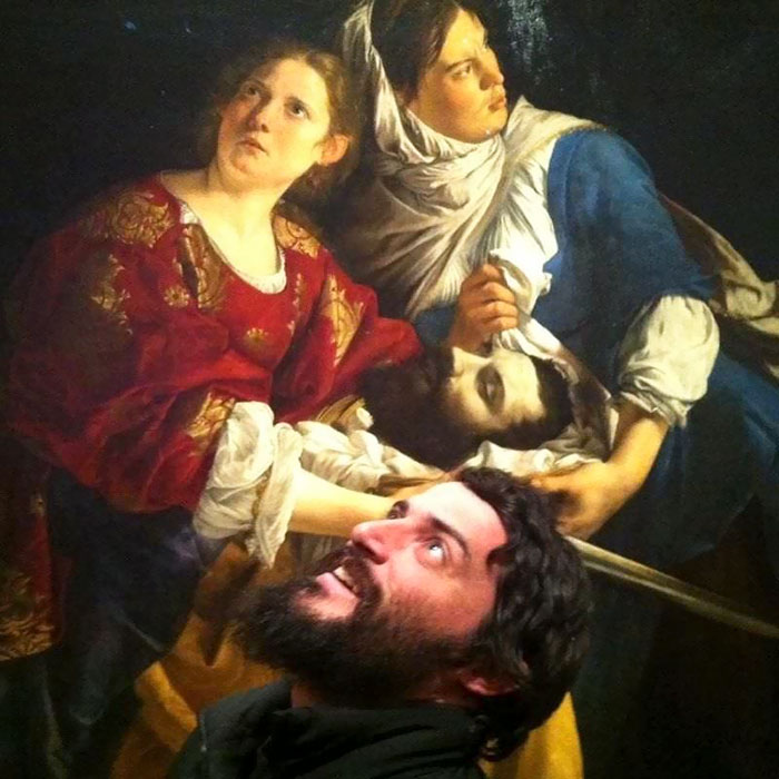 Homem encontra sua cópia em um museu - Foto: Reprodução/X