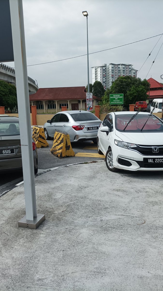 SelamatPalestin's tweet photo. @JPJ_Malaysia @PDRMsia @Media_Selangor @BernamaTV @BuletinTV3 kasihanilah pejalan kaki..mentang2 la free parking.. lokasi MRT Serdang Jaya.. @MRTMalaysia https://t.co/2W9ViLSbkq