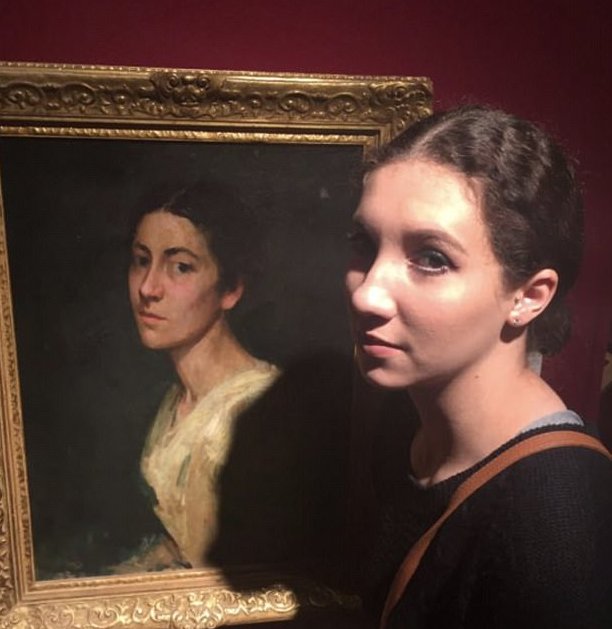 Mulher encontra sua cópia em um museu - Foto: Reprodução/X