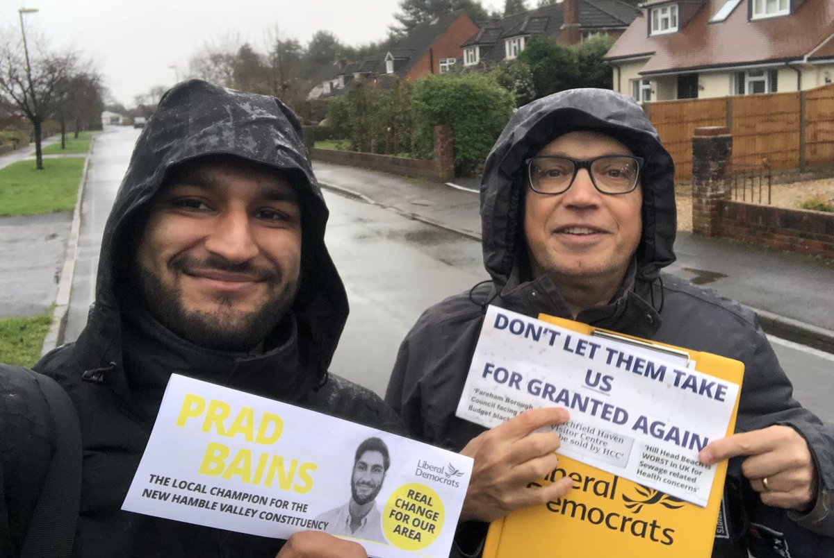 🔶 On the campaign trail in Park Gate & Sarisbury 🔶 Whatever the weather, our excellent @LibDems County by-election candidate Graham Everdell and I, are out there speaking to local residents across the area. Thankful for all the support in Fareham Sarisbury!