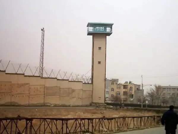 وضعیت ناگوار و مرگ خاموش محبوسین در #زندان_شیبان #اهواز 
بررسی های فعالین حوزه حقوق بشر نشان می دهد علی رغم تذکرات به مقامات مسئول، همچنان زندانیان با عدم رسیدگی پزشکی و احکام سنگین مواجه اند؛ این در حالی است که عدم رسیدگی به هنگام پزشکی در بسیاری موارد منجر به آسیب های جسمانی و