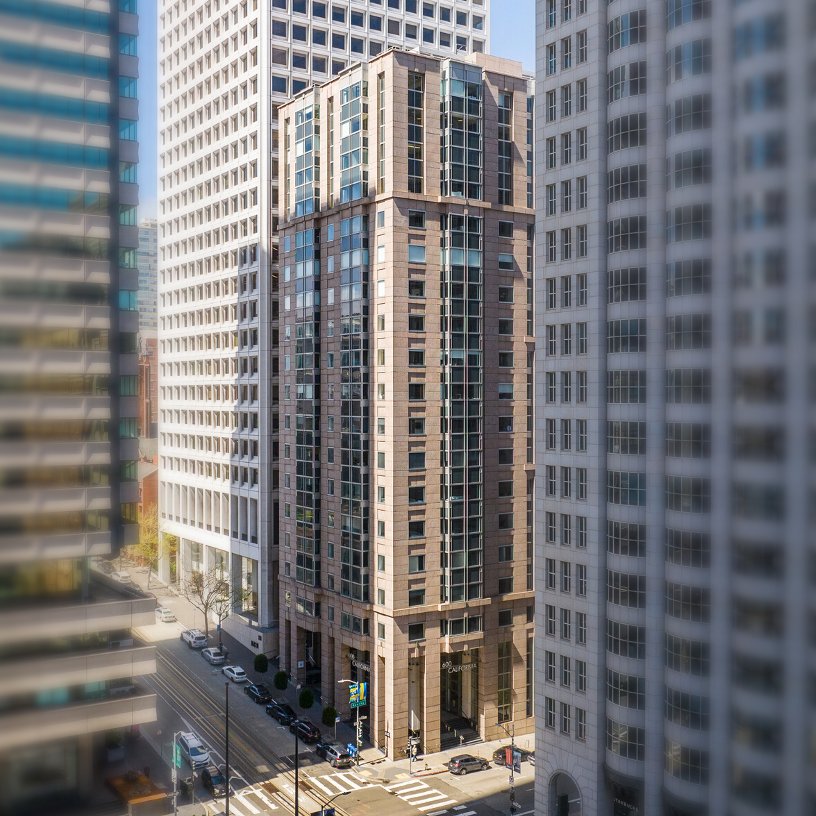🚨 San Francisco WeWork Distressed Office Building Let's dive into 600 California Street. Once valued as high as $349 million ($972/ft), this office building is now worth much less. The building has a $240 million ($668/ft) loan on it. A recent appraisal came back at $183