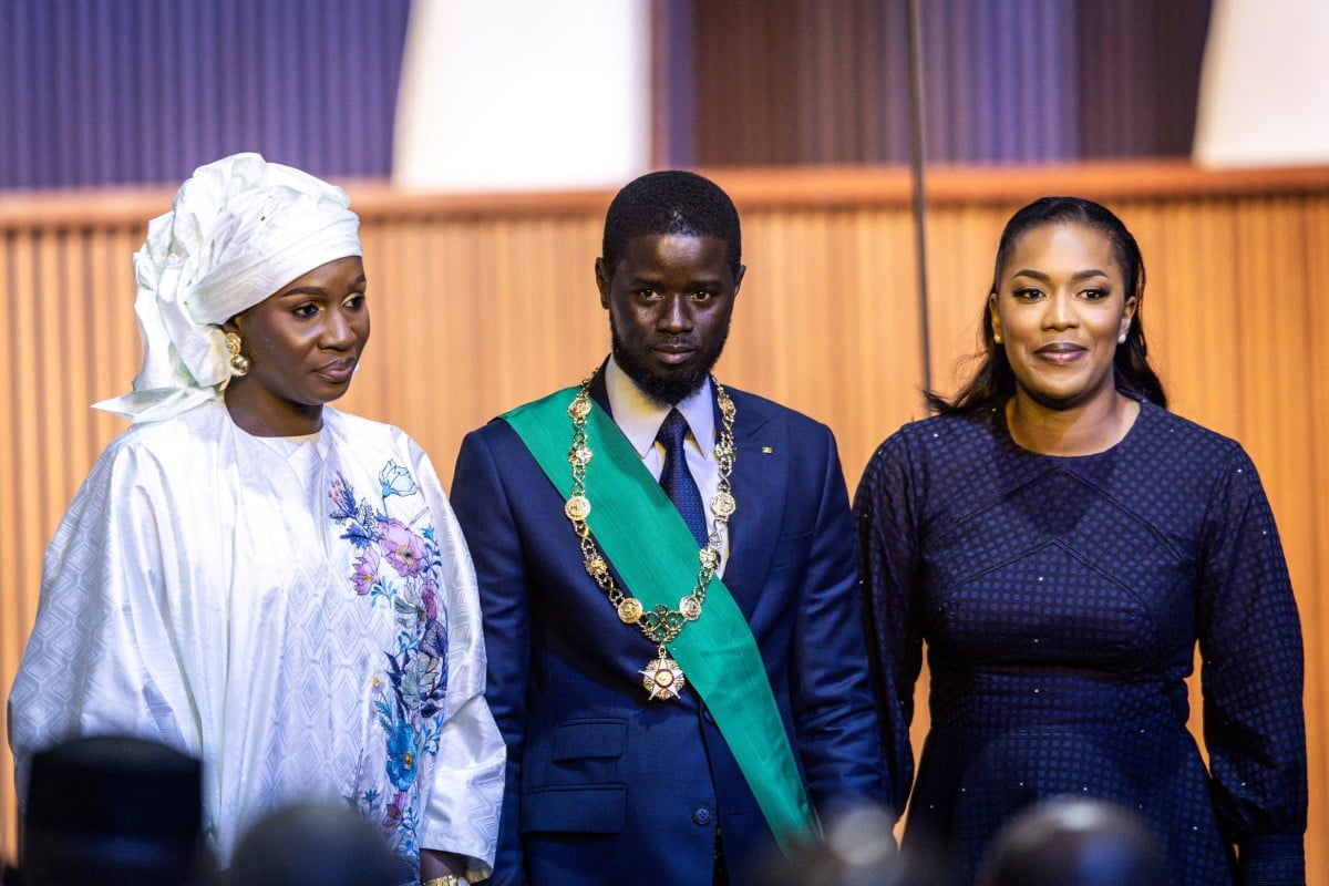 Les 2 premières dames sénégalaises se sont installées au Palais présidentiel. La tradition de la polygamie impose " CHACUNE SON TOUR" peut être qu'il faudra une assistante pour organiser cela tellement le travail à faire dans notre pays est astronomique🤔🤔🤔!