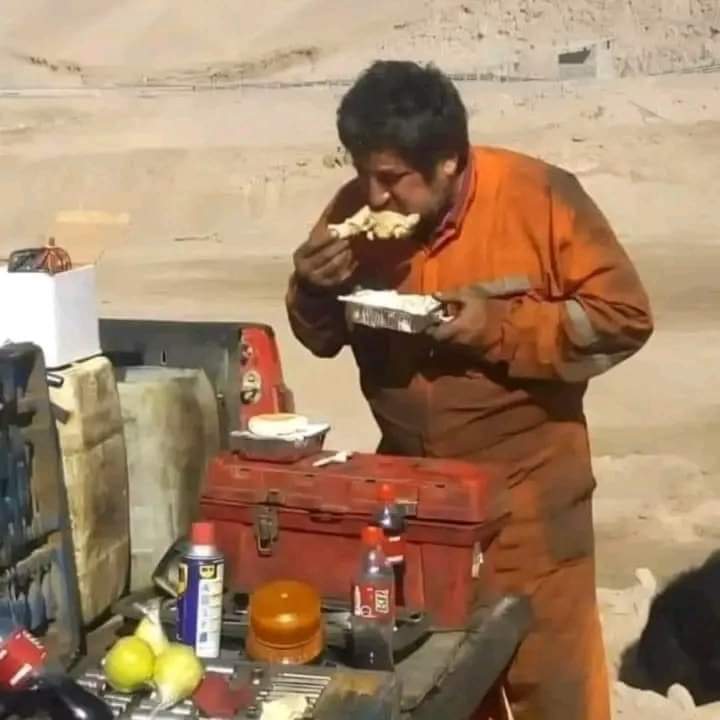 ENQUANTO VOCÊ COME NA MESA OLHA COMO SEU PAI COME POR QUE VOCÊ APROVEITE OS ALIMENTOS NA MESA. VALORIZE SEU PAI OU MARIDO QUE VOCÊ NÃO SABE OS SACRIFÍCIOS QUE ELE FAZ PELA SUA FAMÍLIA. É ASSIM QUE MUITOS HOMENS TRABALHAM SEGURANDO FRIO CALOR SONHO E ATÉ FOME PELA FAMILIA