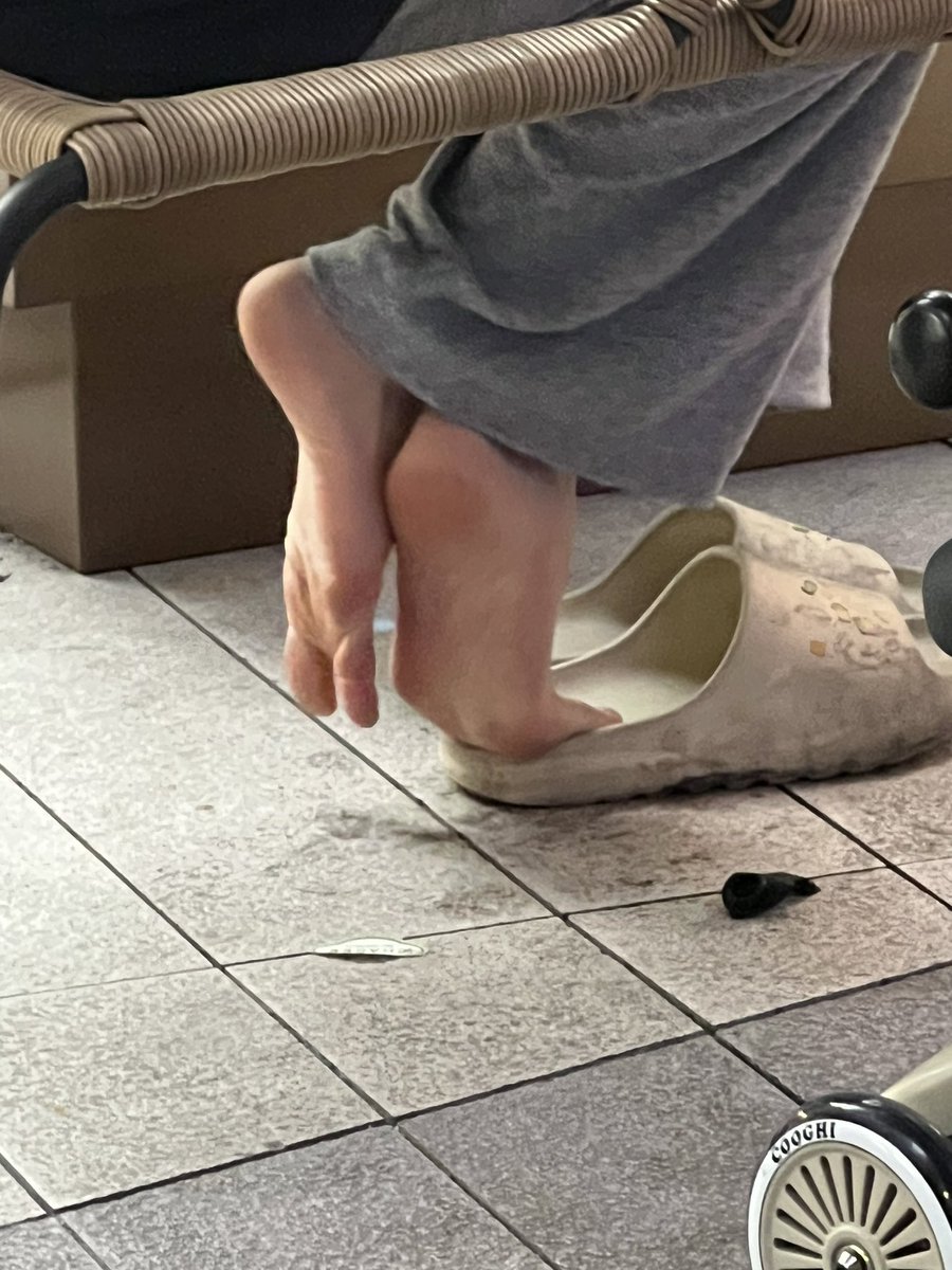 kxdxa1811's tweet photo. 360度拍摄玉足 #玉足 #脚底 #恋足 #足 https://t.co/1iH35huT4H