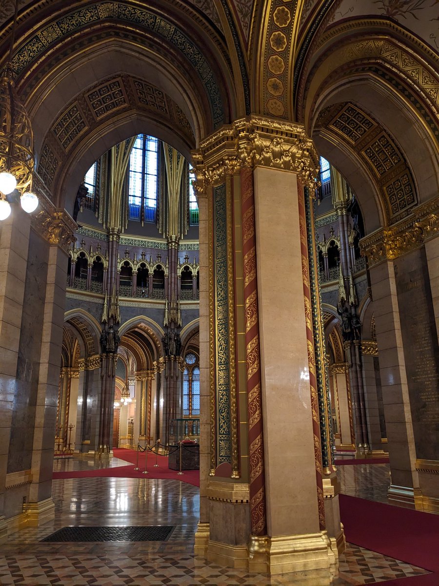 Bâtiment emblématique de Budapest et de la Hongrie, le Parlement est construit par Imre Steindl de 1885 à 1904. Sous le dôme est conservée la Sainte Couronne, relique la plus sacrée du pays, qu'il est interdit de photographier et qui est sous la surveillance de la garde nationale