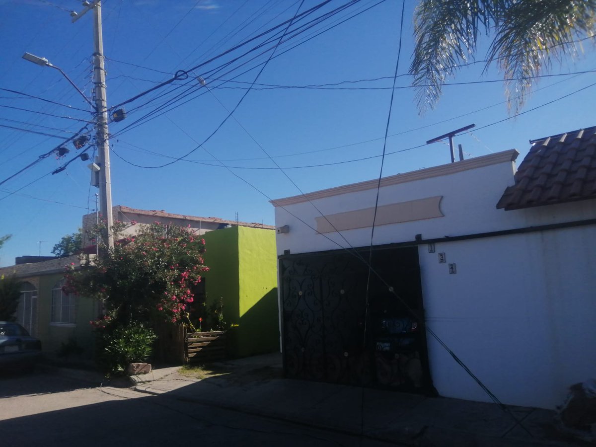 MoonP21's tweet photo. @contextodgo
Para reportar un cable de alta tensión que cayó el día de ayer por el aire, esto en las calles vivienda digna y 9 de septiembre en el fraccionamiento San Luis https://t.co/dk7xXdAsLZ