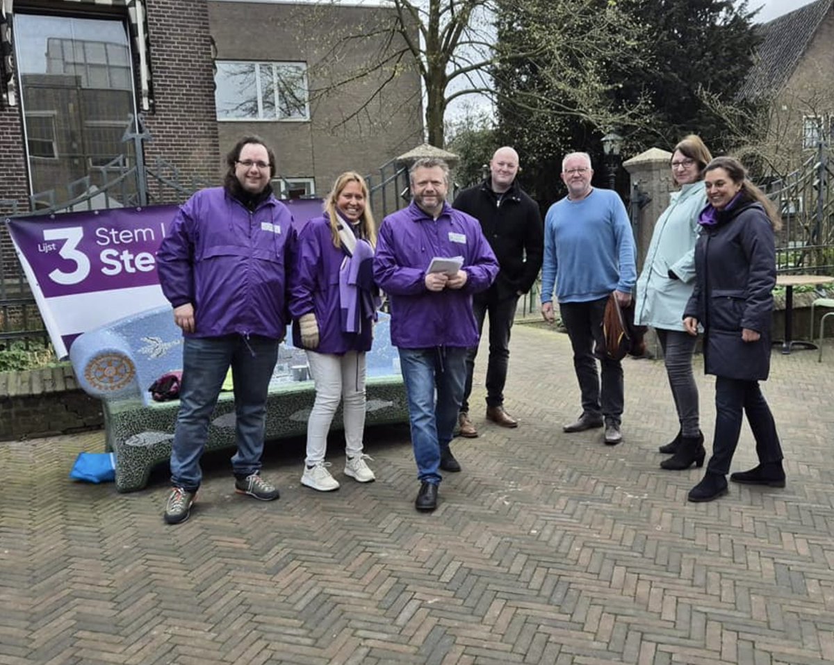 Ook vandaag was het weer druk op de sofa. Hele waardevolle gesprekken. 

Dat smaakt wat VoorBaarn betreft naar meer. 

Elke eerste dinsdag van de maand, tussen 11 en 12, bij de social sofa bij het gemeentehuis.