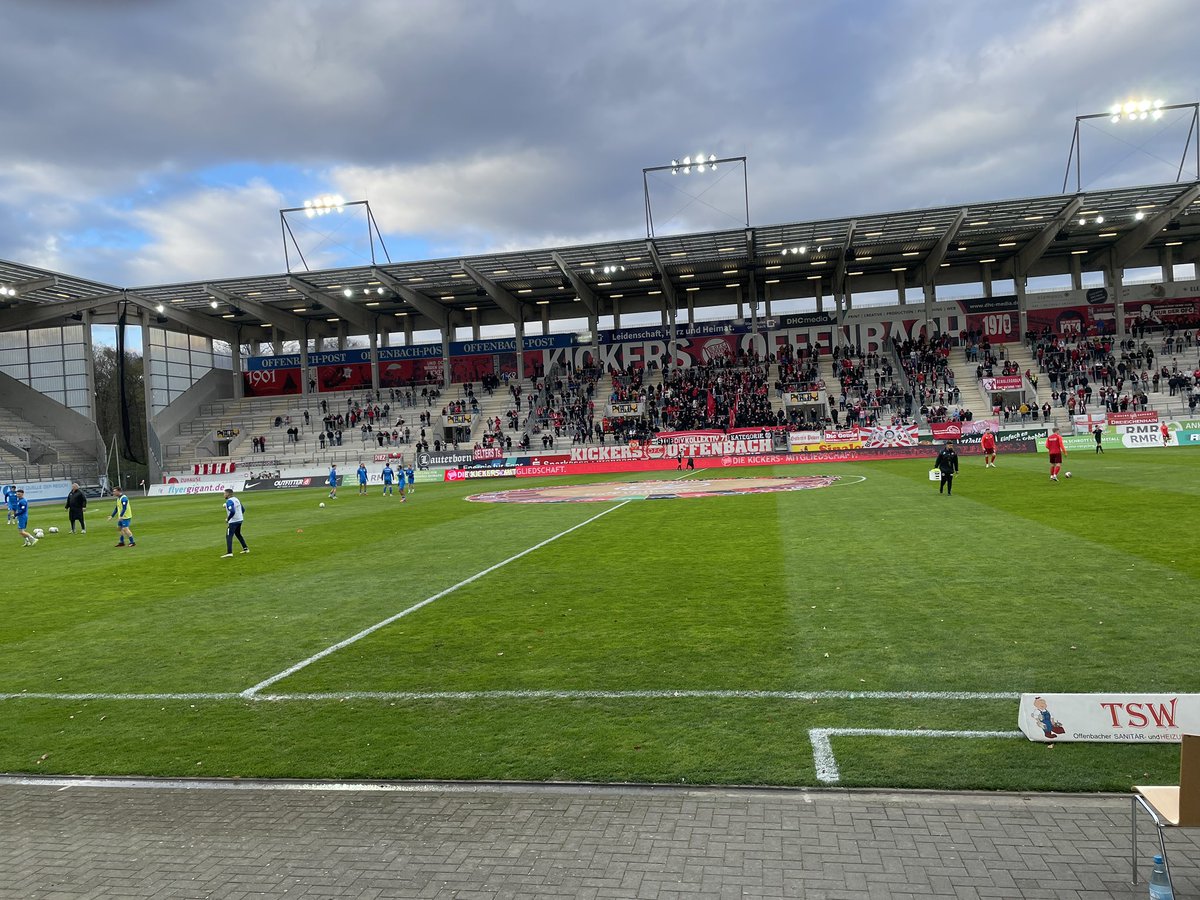 Alex8988447335's tweet photo. Näher dran, geht nimmer 😍😅
Nur der OFC ❤️🤍
#flutlichtspiel #alleNuff #nurderOFC https://t.co/ZrNxR9eWU8