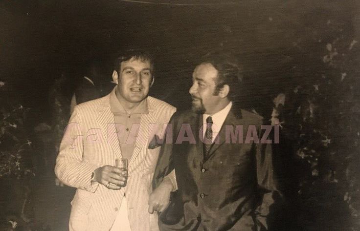 Ali Koç'un Galatasaray kompleksinin sebebi, çocukluk travması ektedir.

Soldaki Ali Koç'un babası Rahmi Koç, sağdaki ise Ali Koç'un annesinin eve bir mektup bırakıp kaçtığı büyük fanatik Galatasaraylı Haldun Simavi.