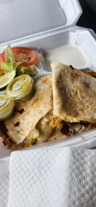Quesadilla de pollo para el almuerzo😁 https://t.co/c2sXIDcnby