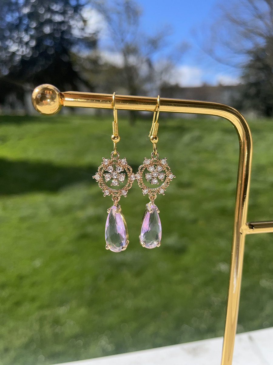 Glymara's tweet photo. Salem aleykoum les filles, 

Je suis heureuse de vous annoncer le lancement de ma boutique dans la création de bijoux fait main 🌟 

Vous pouvez désormais passer des précommandes sur Instagram  ! 🎉

Barakallah u fik pour vos rt 🩷 https://t.co/O5qoysPX95