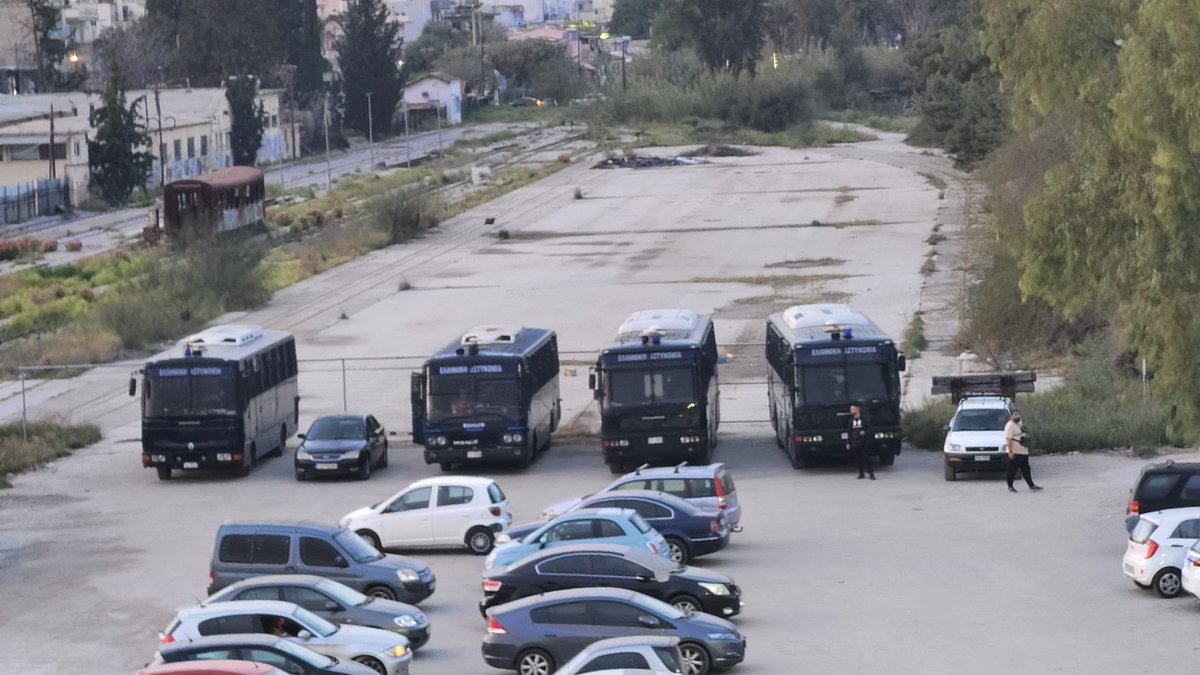 chris_avramidis's tweet photo. Χθες για να σωθεί μια ανθρώπινη ζωή, ούτε ένας αστυνομικός.
Σήμερα 4 κλούβες για όσους διαμαρτύρονται

#αγιοι_αναργυροι #γυναικοκτονια https://t.co/rA921woOty