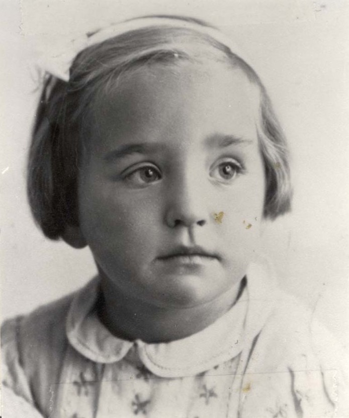 AuschwitzMuseum's tweet photo. 2 April 1935 | A Dutch Jewish girl, Lea Benjamins, was born in Amsterdam. 

In 1942 she was deported to #Auschwitz together with her mother Branca and brothers Simon and Marcus. They were all murdered in a gas chamber. https://t.co/ePzRC42VzI