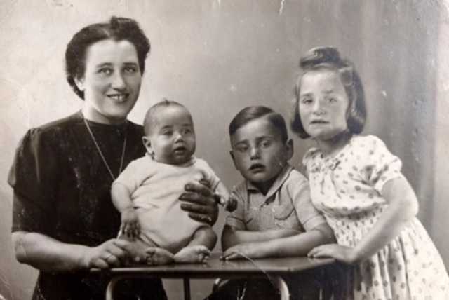 2 April 1935 | A Dutch Jewish girl, Lea Benjamins, was born in Amsterdam. In 1942 she was deported to #Auschwitz together with her mother Branca and brothers Simon and Marcus. They were all murdered in a gas chamber.