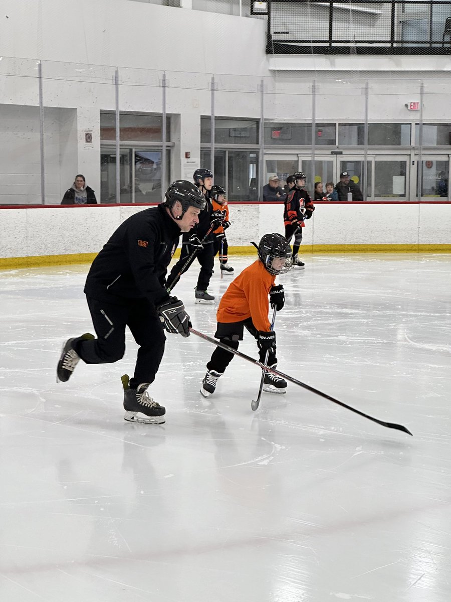 Growing the game! The first session of our all-girls Flyers Rookie Program kicked off last night! Players and coaches from our Philadelphia Liberties joined the class and helped the players through drills.