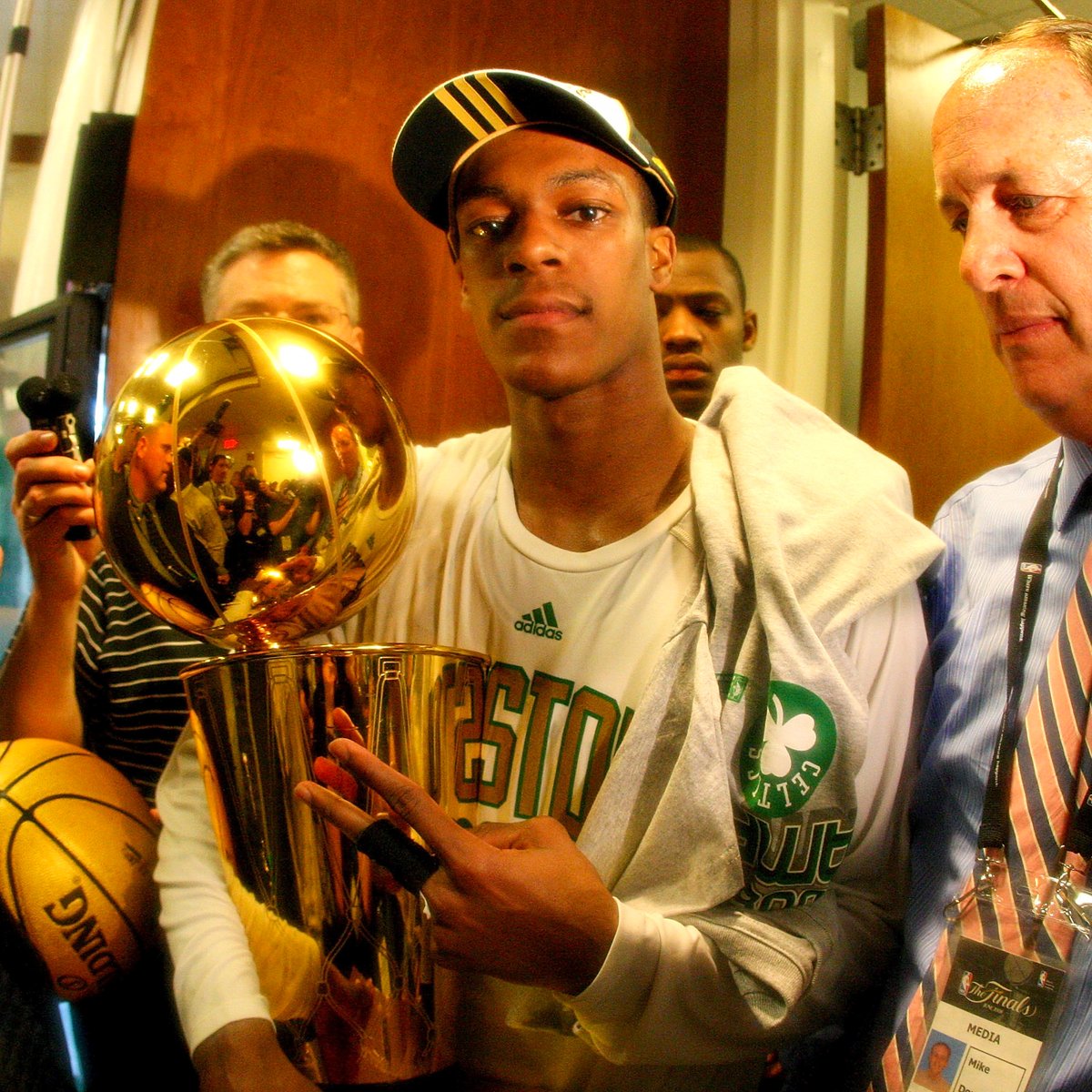 Rajon RONDOOOOOOOOOO 🗣️ Congrats on an incredible career, enjoy your retirement and thank you for all the special times you shared with us as a Celtic 🏆☘️