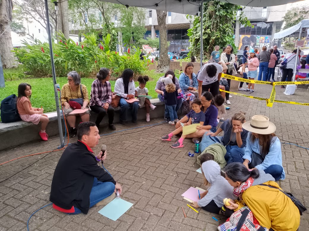 editorial_uned's tweet photo. En el #DíaMundialLibroInfantil, les compartimos fotos de nuestras actividades de marzo en #Transitarte y en la zona sur, donde presentamos el libro Tayassu, de Carmen Flores Badilla.
¡Qué vivan los 📚📚!!
📱https://t.co/jXjOfjV4SW
#librosuned #SomosUNED #45aniversarioeuned https://t.co/p5vTHdnZRr