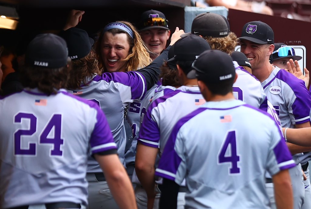 UCABearBaseball's tweet photo. Bears up after 4 in Starkvegas!

#BearClawsUp https://t.co/jXStBhEZ5B