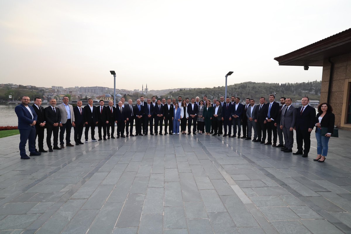 ekrem_imamoglu's tweet photo. Artık 26’sı ilçe belediye başkanı olan 39 adayımızla bir araya geldik. İstanbul’un geleceğine yönelik stratejik çalışma planımızı ele aldık. Allah tutulan tüm oruçları kabul etsin. https://t.co/1xIB7ZtO0R