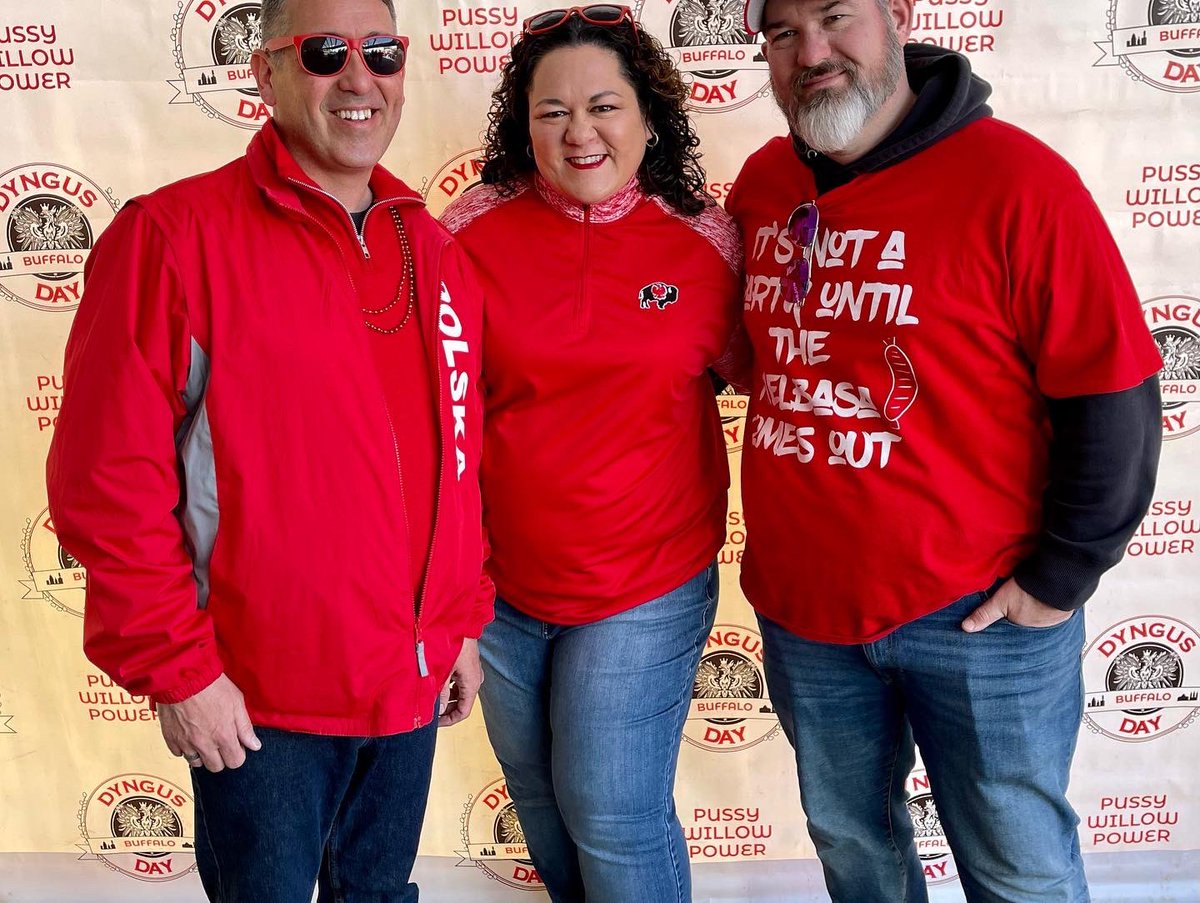 Keith_Kelly's tweet photo. Dyngus Day 2024! 🇵🇱🇵🇱🇵🇱
So great to see @mitch4fillmore, Fr. Cole Webster and @Chelsealovell__ marching in the #parade.
#DyngusDay #DyngusDayBuffalo #Polish #PolishPride #ProudPolish #Krupnik #NaZdrowie 🍺 https://t.co/LFLiVTh9kG