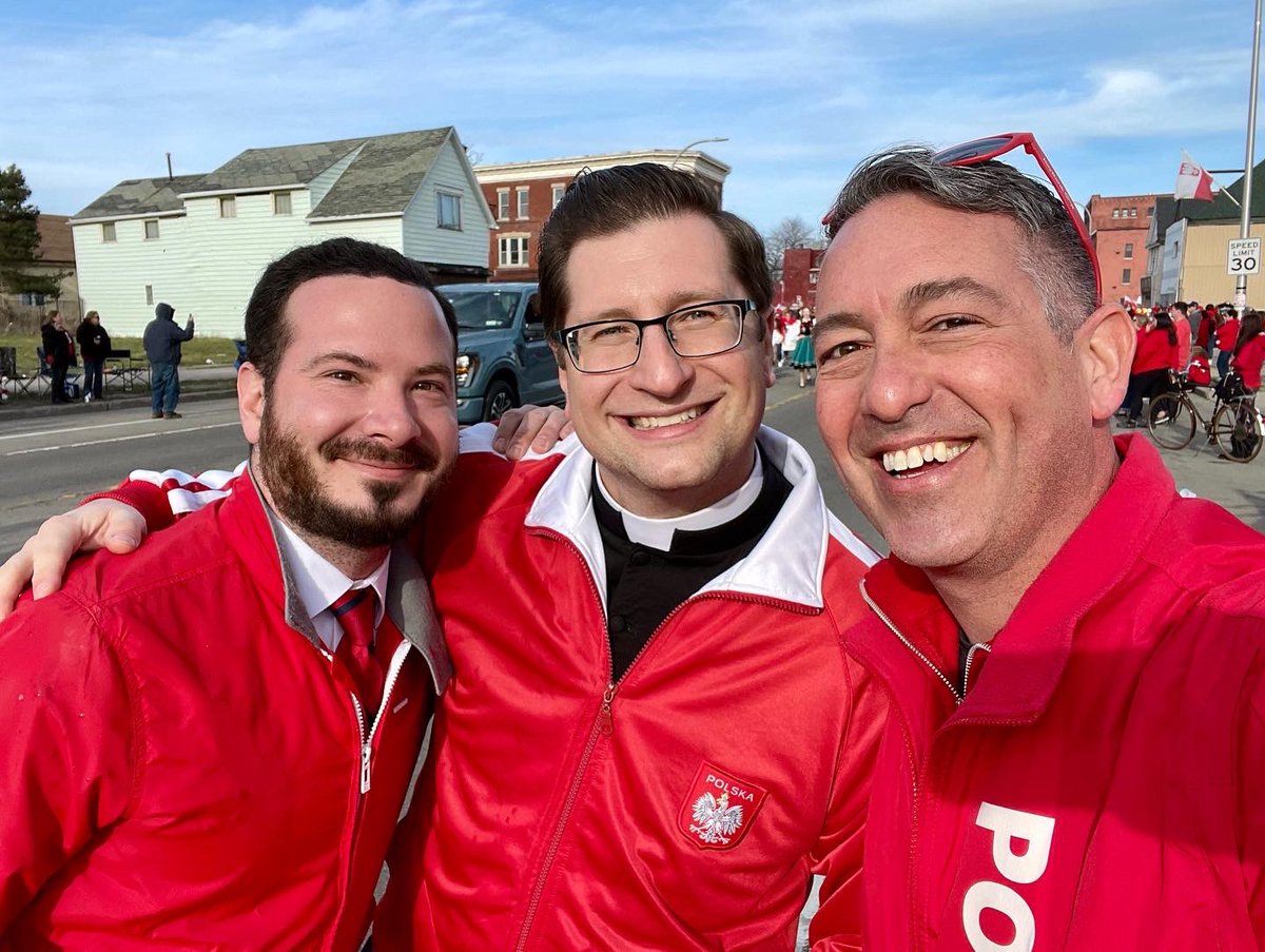 Keith_Kelly's tweet photo. Dyngus Day 2024! 🇵🇱🇵🇱🇵🇱
So great to see @mitch4fillmore, Fr. Cole Webster and @Chelsealovell__ marching in the #parade.
#DyngusDay #DyngusDayBuffalo #Polish #PolishPride #ProudPolish #Krupnik #NaZdrowie 🍺 https://t.co/LFLiVTh9kG