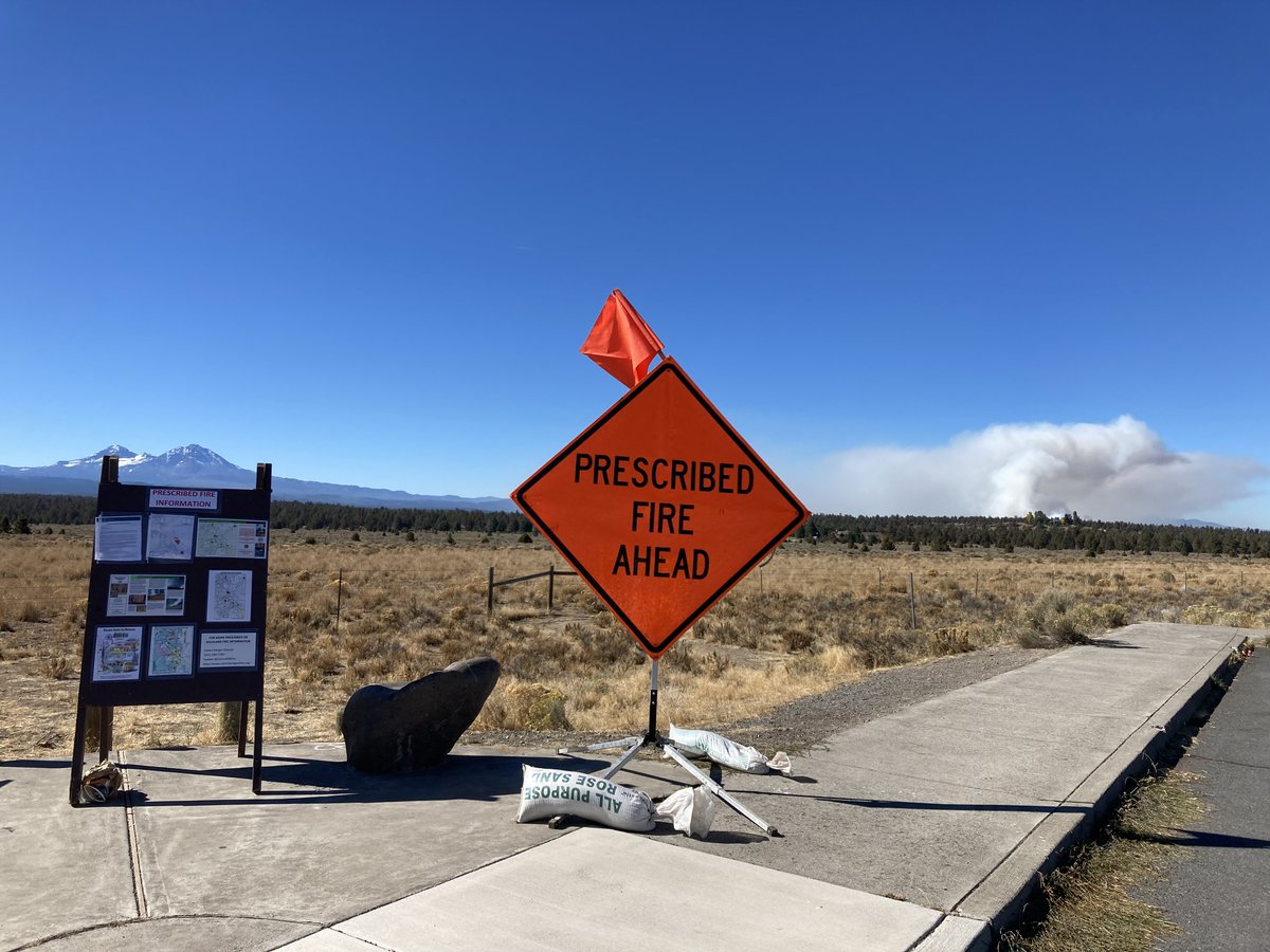 🔥Firefighters work w/ smoke forecasters & local public health agencies to conduct prescribed burns when conditions minimize smoke impacts to communities. However, some smoke is inevitable & part of living in a fire-dependent ecosystem. ℹ Be Smoke Ready: centraloregonfire.org/protect-your-h…