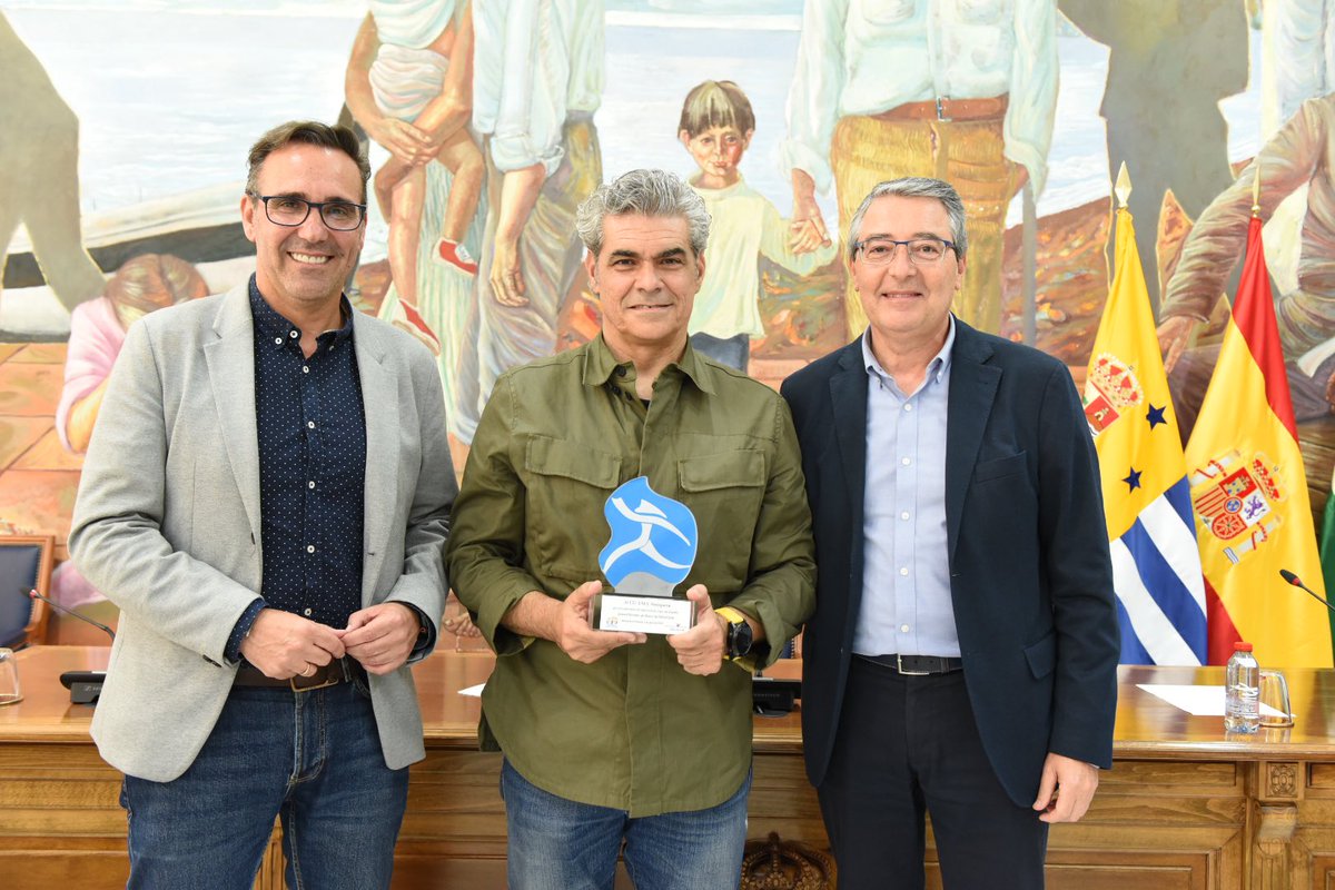aytorincon's tweet photo. El alcalde de Rincón de la Victoria, @Francissalado, ha recibido hoy al equipo juvenil del @UMAAntequera, recientemente proclamado Campeón de la Copa de España. 
El municipio rinconero patrocina a este equipo que hoy ha ofrecido el trofeo de campeones. https://t.co/H4ls8Q2v6v