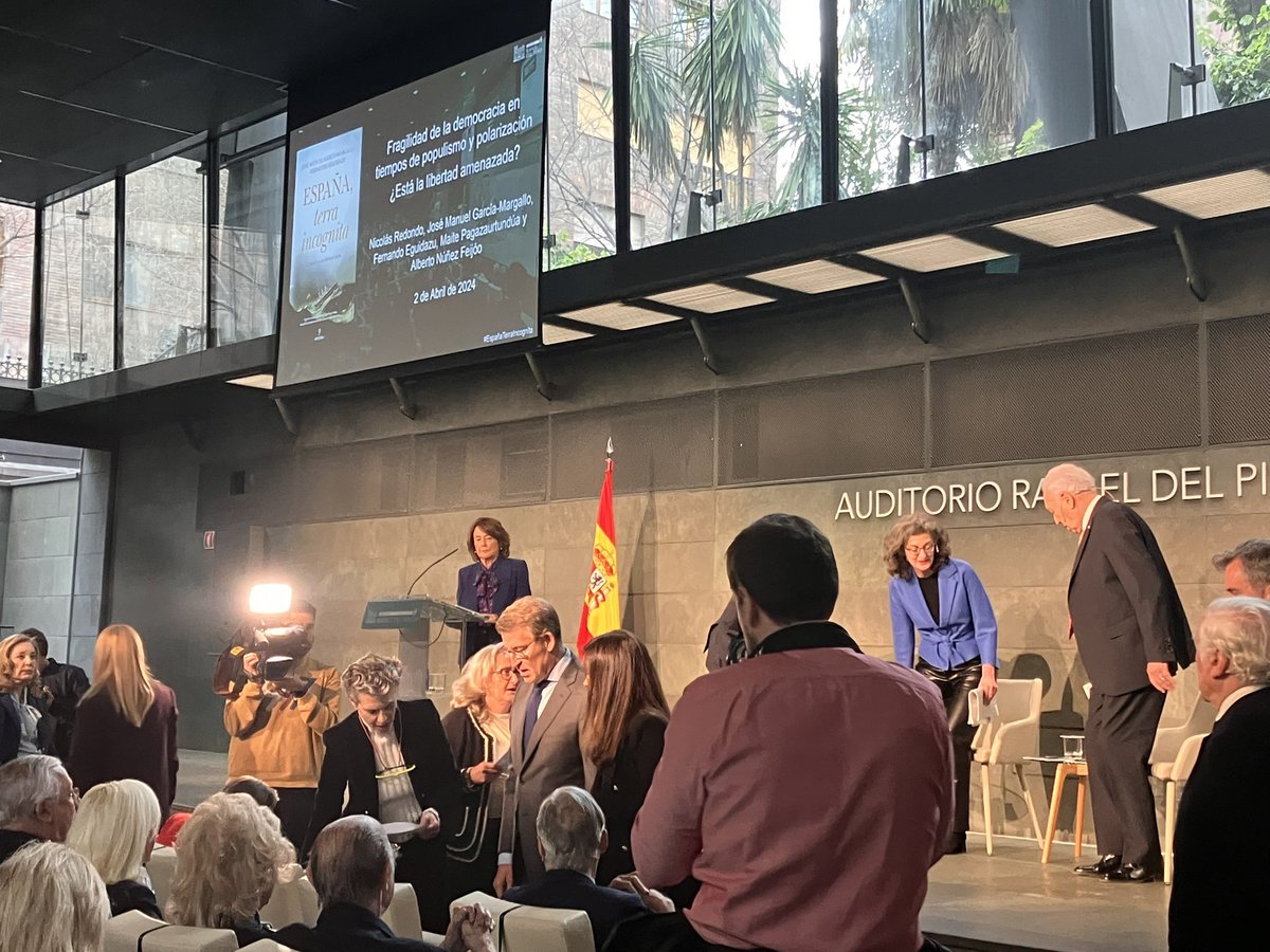 En la @frdelpino en la presentación del libro #EspañaTerraIncognita @AlmuzaraLibros La importancia de la convivencia y el futuro @MargalloJm #FernandoEguidazu soluciones desde dentro de la #democracia 🇪🇸🇪🇺reflexionando desde la diversidad