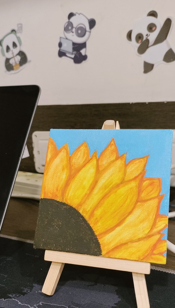 _pohthepanda_'s tweet photo. Finally got the time to do something I love! 🌻🎨

#tuesdayvibe https://t.co/wemzFwq7Xy