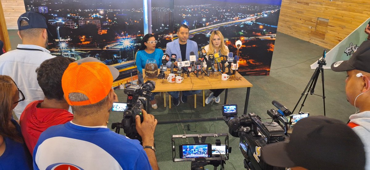 #2Abr Alcalde <a href="/LuisJonasReyes/">Luis Jonás Reyes</a> "La Feria Barquisimeto Huele a Café, más allá de ser una feria, yo diría que es una vitrina para mostrar las potencialidades del municipio #Iribarren siendo Lara el 7mo productor del país en materia de café”.
#JuntosPorLaPaz