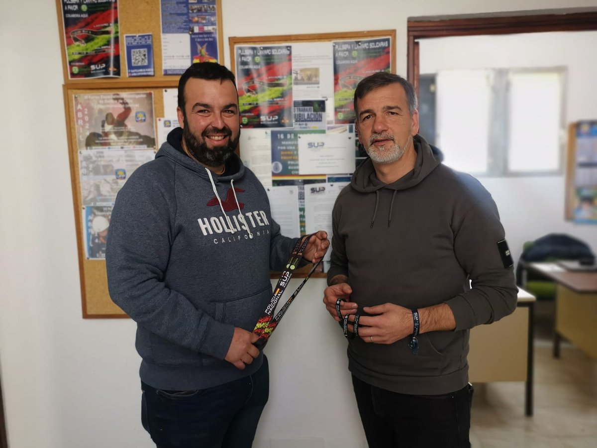 supcadizpro2019's tweet photo. El @supcadizpro2019 y la @SantoAngelPto #PuertoSantaMaria estamos  realizando una campaña 🔝🫵🏽🙏🏽 para ayudar🫂💝 🆘👐 a la asociación @CorneliaEspana #EnfermedadesRaras con la venta de pulseras y colgantes📿 #PoliciaNacional 👮🏽‍♂️🚔🚨🚓https://t.co/LGJhRSUwKe https://t.co/kNXlKW0OEX